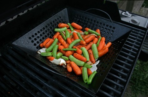 As another way to eat carrots and snap peas, grilling them is a tasty option. Photo via flickr.com under the Creative Commons license. https://www.flickr.com/photos/wwworks/3643779410 