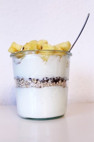 Yogurt, oatmeal, and pineapple. Photo via pixabay.com under the Creative Commons license. https://pixabay.com/en/breakfast-healthy-yogurt-mason-jar-655894/ 