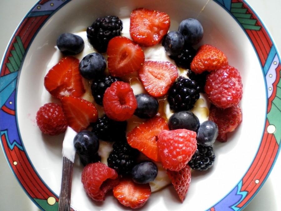 Yogurt%2C+honey%2C+and+berries.%0APhoto+via+flickr.com+under+the+Creative+Commons+license.+https%3A%2F%2Fwww.flickr.com%2Fphotos%2Faveragejane%2F3604928038%0A