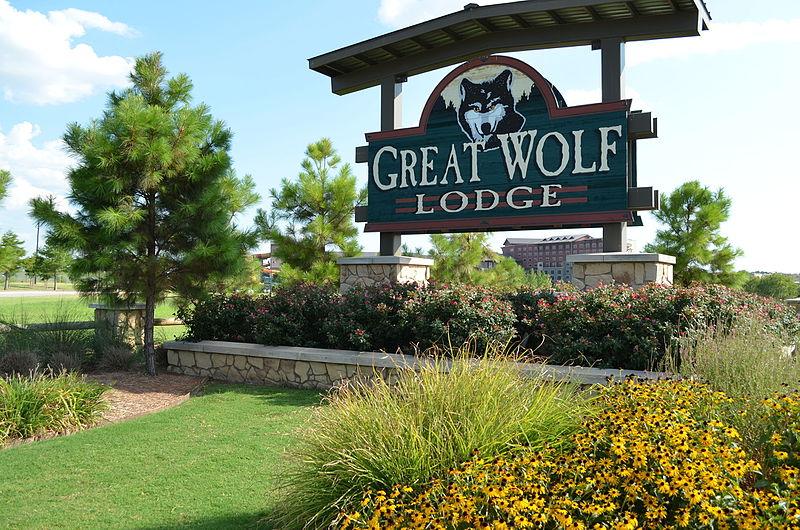Great Wolf Lodge. Photo via https://commons.wikimedia.org/wiki/File:Great_Wolf_Lodge_sign,_Grapevine,_Texas.jpg  under Google labeled for reuse.