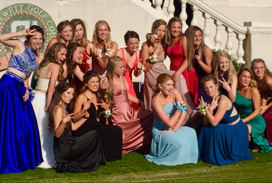 Girls+posing+for+a+picture+from+Prom+2017.